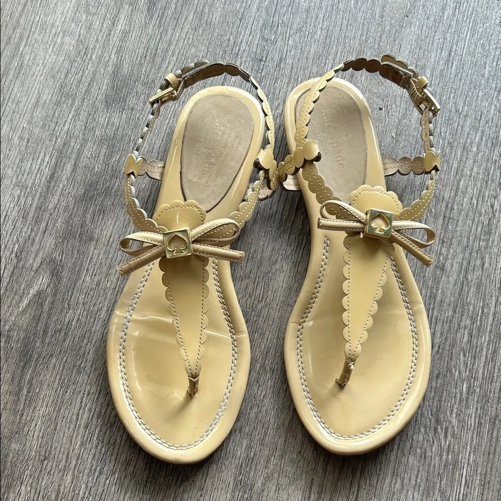 Kate Spade New York Bow Thong Sandals Scalloped Tan Leather Size 8.5